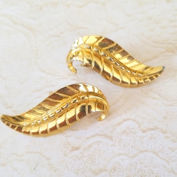 Vintage SARAH COVENTRY Gold Tone Leaf Earrings - Picture 8 of 8